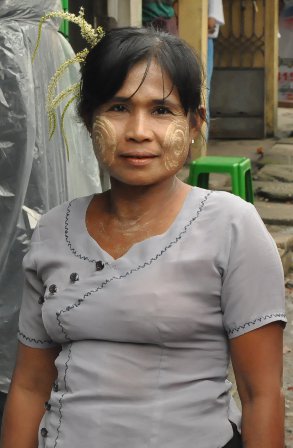 Burmese woman with traditional face makeup (Tanaka)
